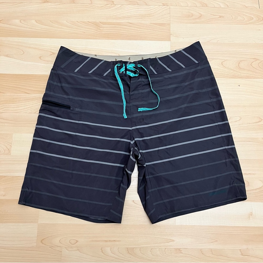 Patagonia Stretch Planing Board Shorts Men’s 36 Gray Striped 86612 Swim Trunks
